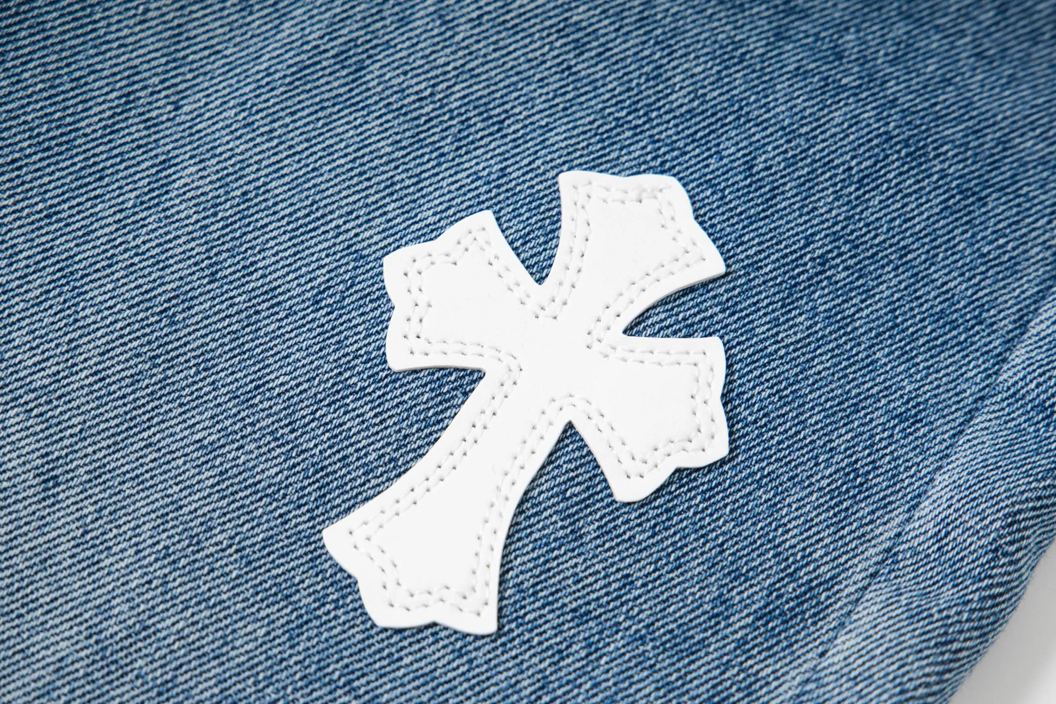 P240 💰 (Top version) Chrome Hearts Jeans Blue Library and White Leather It is well known that chromehearts jeans will use vintage Levis jeans as the base for creation. They usually add their own unique silver buckles and silver ornaments, plus leather embellishments. This is the reason why the value of these vintage jeans doubles, because the base is vintage jeans, and the jeans themselves have been very soft and comfortable after years of baptism. This can be distinguished from ordinary jeans. Regarding the size, you should also refer to the pants data. Color: blue Size: 28-30-32-34-34 (corresponds to S-M-L-XL-XXL)